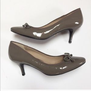 Pour La Victoire Taupe Pumps